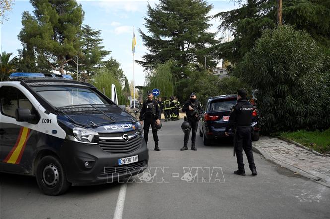 Trong ảnh: Cảnh sát phong tỏa khu vực xung quanh Đại sứ quán Ukraine ở Madrid, Tây Ban Nha, sau vụ bom thư phát nổ ngày 30/11/2022. Ảnh: AFP/ TTXVN