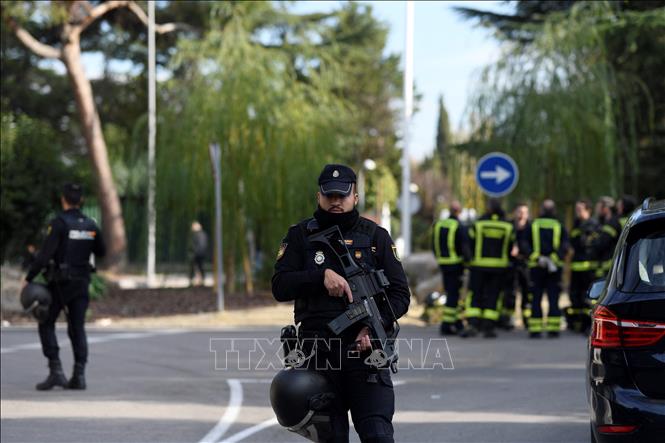 Trong ảnh: Cảnh sát phong tỏa khu vực xung quanh Đại sứ quán Ukraine tại Madrid, Tây Ban Nha, sau vụ bom thư phát nổ ngày 30/11/2022. Ảnh: AFP/ TTXVN