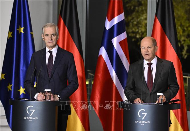 Trong ảnh: Thủ tướng Đức Olaf Scholz (phải) và Thủ tướng Na Uy Jonas Gahr Stoere tại cuộc họp báo chung ở Berlin ngày 30/11/2022. Ảnh: AFP/ TTXVN