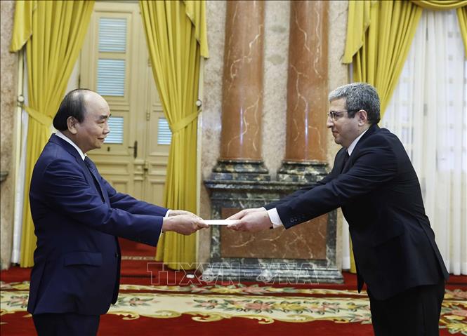 Chủ tịch nước Nguyễn Xuân Phúc tiếp nhận Quốc thư của Đại sứ Azerbaijan Shovgi Kamal Oglu Mehdizade. Ảnh: Thống Nhất – TTXVN