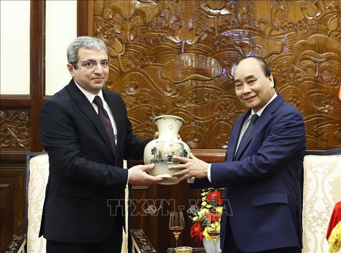 Chủ tịch nước Nguyễn Xuân Phúc tặng quà lưu niệm cho Đại sứ Azerbaijan Shovgi Kamal Oglu Mehdizade. Ảnh: Thống Nhất – TTXVN