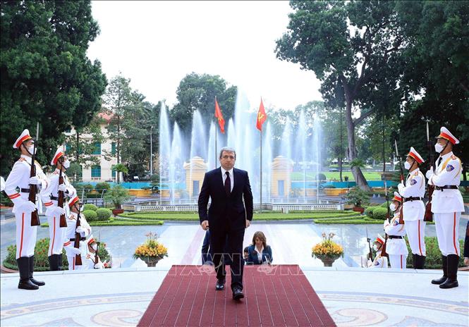 Đại sứ Azerbaijan Shovgi Kamal Oglu Mehdizade đến trình Quốc thư. Ảnh: Thống Nhất – TTXVN
