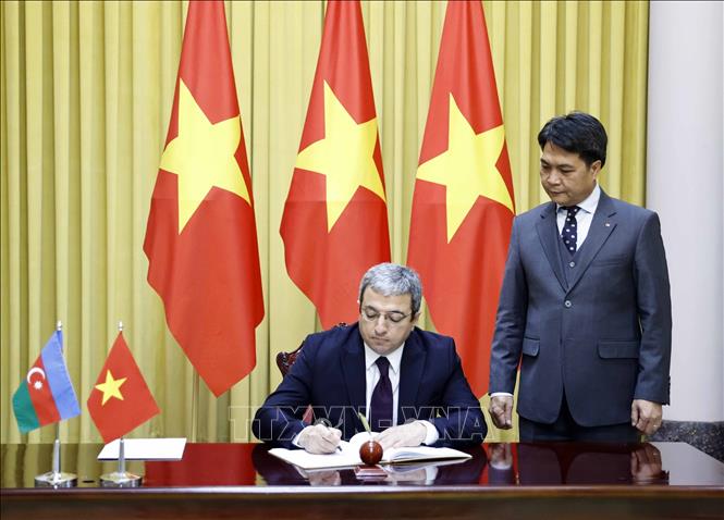 Đại sứ Azerbaijan Shovgi Kamal Oglu Mehdizade viết lưu bút vào Sổ vàng lưu niệm tại Phủ Chủ tịch. Ảnh: Thống Nhất – TTXVN