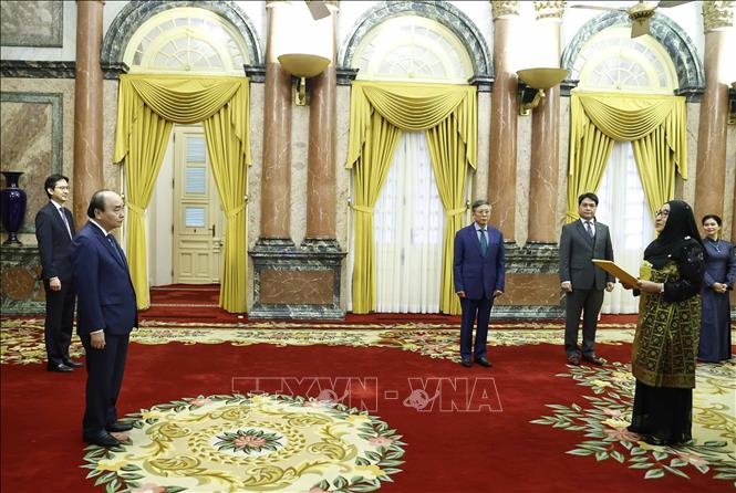 Đại sứ Brunei Malai Halimah Malai Yussof trình Quốc thư lên Chủ tịch nước Nguyễn Xuân Phúc. Ảnh: Thống Nhất – TTXVN