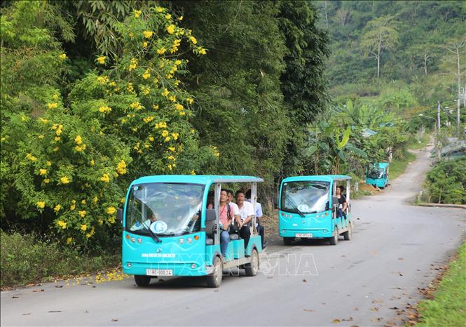 Trong ảnh: Xe điện ở Khu di tích quốc gia đặc biệt Pác Bó. Ảnh: Chu Hiệu-TTXVN.