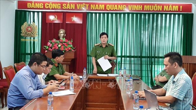Trong ảnh: Thượng tá Đặng Đình Hà, Trưởng phòng Cảnh sát môi trường – Công an tỉnh Bình Dương thông tin về việc tạm giữ 2 xe tải vận chuyển chất thải trái phép. Ảnh: TTXVN phát