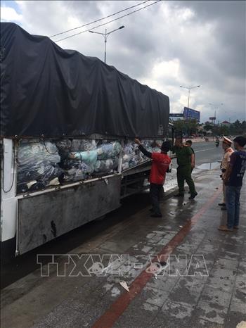 Trong ảnh: Xe tải vận chuyển chất thải trái phép bị tạm giữ. Ảnh: TTXVN phát