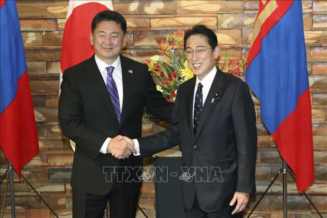 Trong ảnh:  Thủ tướng Nhật Bản Fumio Kishida (phải) trong cuộc gặp với Tổng thống Mông Cổ Ukhnaagiin Khurelsukh (trái) tại Tokyo, Nhật Bản, ngày 29/11/2022. Ảnh: AFP/TTXVN