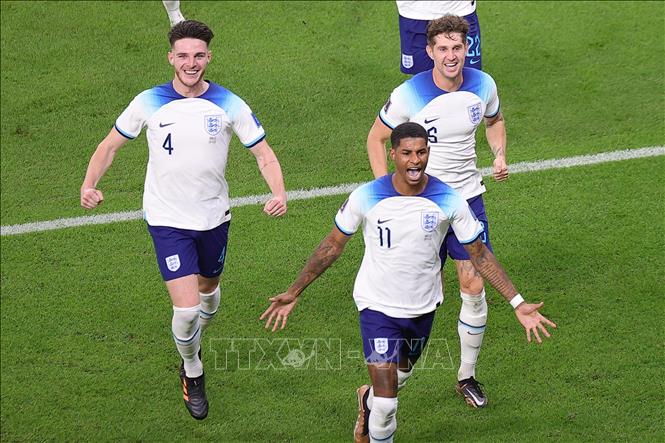 Trong ảnh: Marcus Rashford (phía trước), đội tuyển Anh, vui mừng sau khi ghi bàn thắng vào lưới đội tuyển Xứ Wales tại  World Cup 2022 ở  Qatar, ngày 29/11/2022. Ảnh: THX/TTXVN