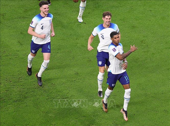 Trong ảnh: Marcus Rashford (phía trước), đội tuyển Anh, vui mừng sau khi ghi bàn thắng vào lưới đội tuyển Xứ Wales tại  World Cup 2022 ở  Qatar, ngày 29/11/2022. Ảnh: THX/TTXVN