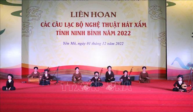 Tiết mục “Quê em cấy lúa làm mầu” do câu lạc bộ hát Xẩm Hà Thị Cầu (Yên Mô) biểu diễn. Ảnh: Đức Phương - TTXVN