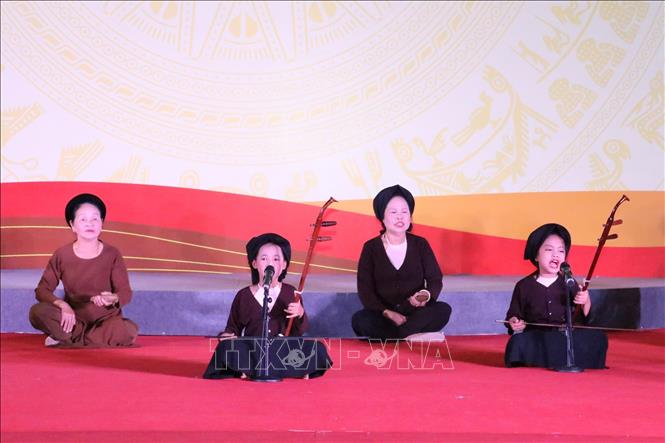 Tiết mục “Quê em cấy lúa làm mầu” do câu lạc bộ hát Xẩm Hà Thị Cầu (Yên Mô) biểu diễn. Ảnh: Đức Phương - TTXVN