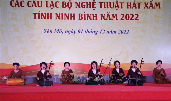 Tiết mục “Yên Mô giàu đẹp” do câu lạc bộ hát Xẩm Hà Thị Cầu (Yên Mô) biểu diễn. Ảnh: Đức Phương - TTXVN