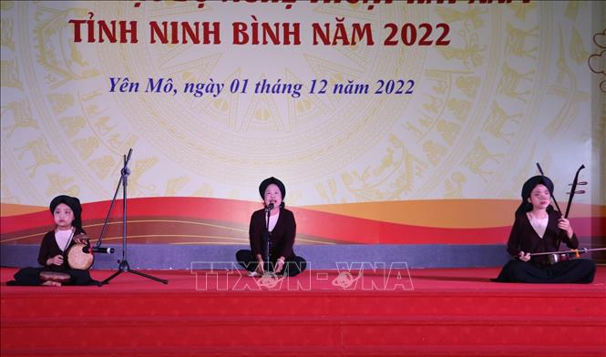 Tiết mục “Ngãi mẹ sinh thành” do câu lạc bộ hát Xẩm Hà Thị Cầu (Yên Mô) biểu diễn. Ảnh: Đức Phương - TTXVN