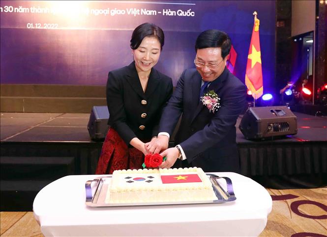 Permanent Deputy Prime Minister Pham Binh Minh and RoK Ambassador Oh Young-ju cut a cake at the ceremony. VNA Photo: Phạm Kiên