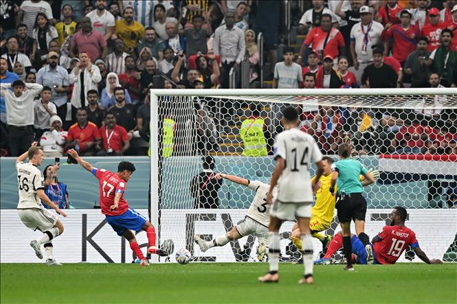 Tiền vệ Costa Rica Yeltsin Tejeda (thứ 2, bên trái) ghi bàn thắng gỡ hòa 1-1 cho đội nhà. Ảnh: AFP/TTXVN