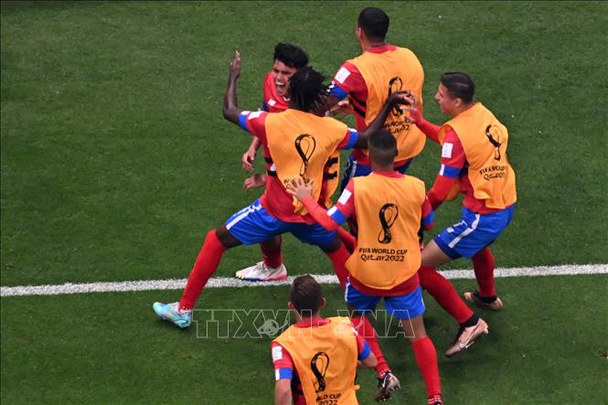 Các cầu thủ Costa Rica ăn mừng bàn thắng gỡ hòa 1-1. Ảnh: AFP/TTXVN