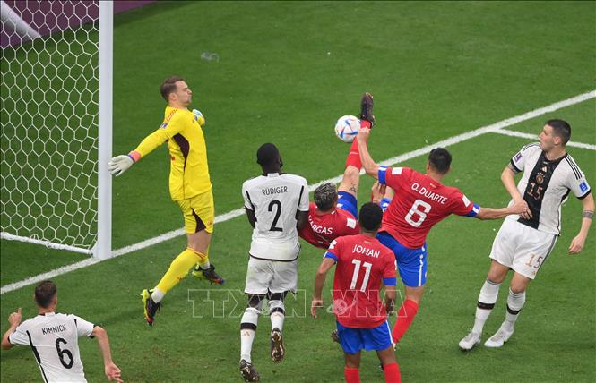 Hậ vệ Costa Rica Juan Pablo Vargas (giữa) ghi bàn thắng thứ 2 cho đội nhà. Ảnh: AFP/TTXVN