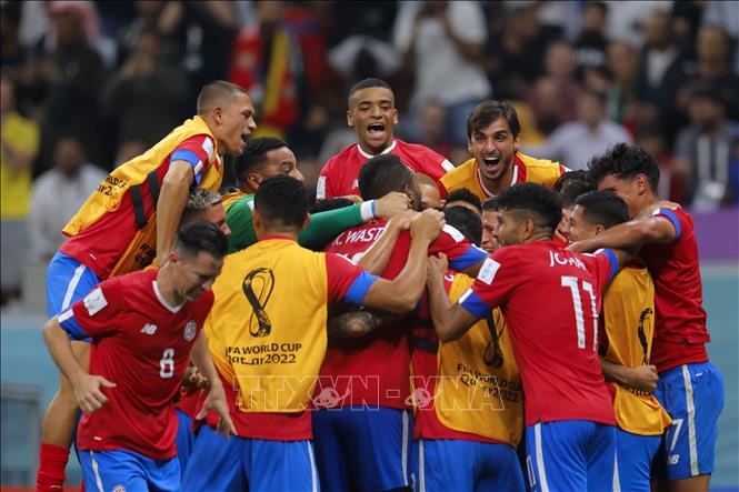 Các cầu thủ Costa Rica ăn mừng bàn thắng vào lưới đội tuyển Đức. Ảnh: AFP/TTXVN