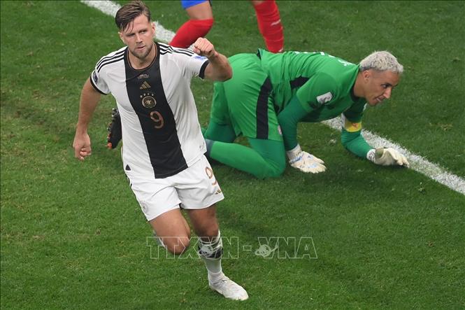 Tiền đạo Niclas Fuellkrug (trái) ăn mừng bàn thắng thứ tư của tuyển Đức. Ảnh: AFP/TTXVN