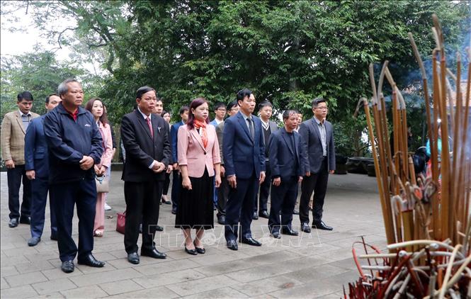 Trong ảnh: Đoàn đại biểu dự Ngày hội Văn hóa, Thể thao và Du lịch các dân tộc vùng Tây Bắc lần thứ XV năm 2022 tại tỉnh Phú Thọ dâng hương tưởng niệm các Vua Hùng. Ảnh: Trung Kiên - TTXVN