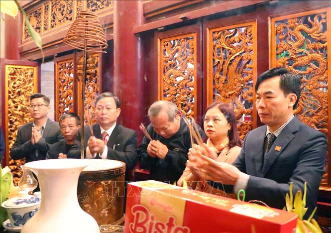 Trong ảnh: Đoàn đại biểu dự Ngày hội Văn hóa, Thể thao và Du lịch các dân tộc vùng Tây Bắc lần thứ XV năm 2022 dâng hương tri ân công đức các Vua Hùng tại Đền Thượng. Ảnh: Trung Kiên - TTXVN