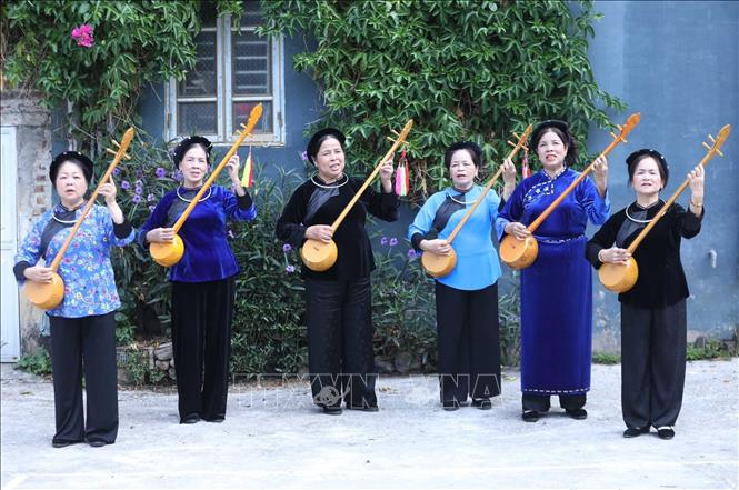 Trong ảnh: Thành viên câu lạc bộ văn hóa dân gian về hát then – đàn tính thôn Thâm Mè, thị trấn Na Sầm, huyện Văn Lãng, tỉnh Lạng Sơn, sinh hoạt, tập luyện hàng ngày sau những giờ lao động, sản xuất tại Nhà Văn hóa thôn. Ảnh: Anh Tuấn – TTXVN