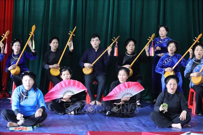 Trong ảnh: Thành viên câu lạc bộ văn hóa dân gian về hát then – đàn tính thôn Thâm Mè, thị trấn Na Sầm, huyện Văn Lãng, tỉnh Lạng Sơn sinh hoạt, tập luyện hàng ngày sau những giờ lao động, sản xuất tại Nhà Văn hóa thôn. Ảnh: Anh Tuấn – TTXVN
