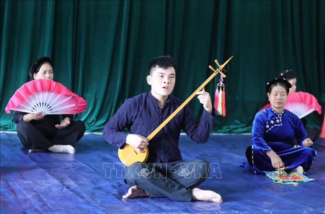 Trong ảnh: Thành viên câu lạc bộ văn hóa dân gian về hát then – đàn tính thôn Thâm Mè, thị trấn Na Sầm, huyện Văn Lãng, tỉnh Lạng Sơn sinh hoạt, tập luyện hàng ngày sau những giờ lao động, sản xuất tại Nhà Văn hóa thôn. Ảnh: Anh Tuấn – TTXVN