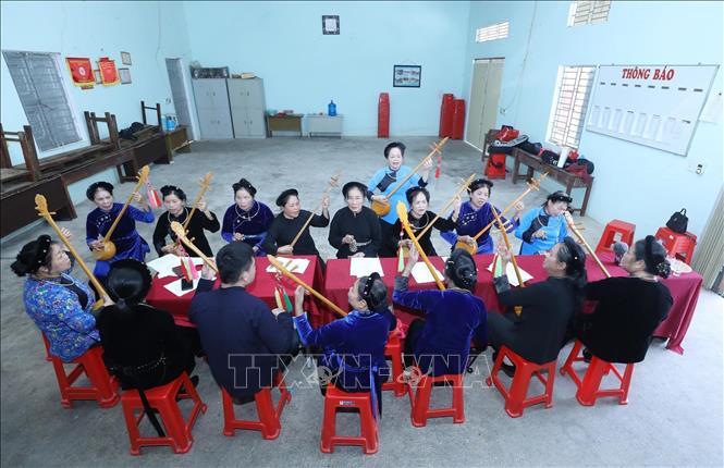 Trong ảnh: Thành viên câu lạc bộ văn hóa dân gian về hát then – đàn tính thôn Thâm Mè, thị trấn Na Sầm, huyện Văn Lãng, tỉnh Lạng Sơn sinh hoạt, tập luyện hàng ngày sau những giờ lao động, sản xuất tại Nhà Văn hóa thôn. Ảnh: Anh Tuấn – TTXVN