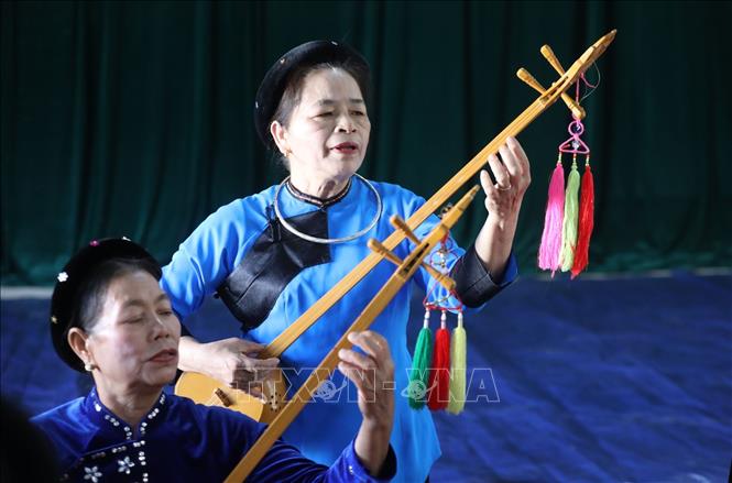 Trong ảnh: Thành viên câu lạc bộ văn hóa dân gian về hát then – đàn tính thôn Thâm Mè, thị trấn Na Sầm, huyện Văn Lãng, tỉnh Lạng Sơn, sinh hoạt, tập luyện hàng ngày sau những giờ lao động, sản xuất tại Nhà Văn hóa thôn. Ảnh: Anh Tuấn – TTXVN