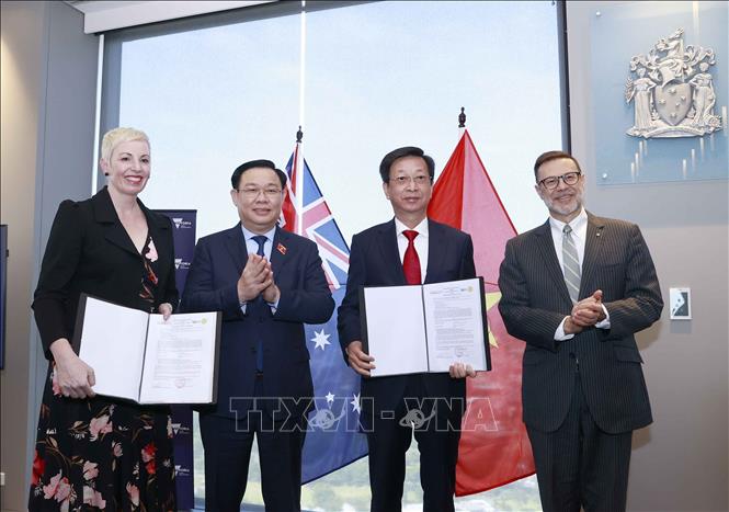 National Assembly Chairman Vuong Dinh Hue witnesses the signing of cooperation deals between universities of Vietnam and Australia in Melbourne on December 2. VNA Photo: Doãn Tấn