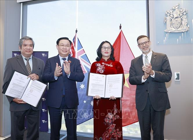 National Assembly Chairman Vuong Dinh Hue witnesses the signing of cooperation deals between universities of Vietnam and Australia in Melbourne on December 2. VNA Photo: Doãn Tấn