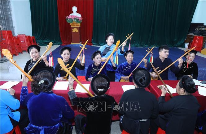 Trong ảnh: Thành viên câu lạc bộ văn hóa dân gian về hát then – đàn tính thôn Thâm Mè, thị trấn Na Sầm, huyện Văn Lãng, tỉnh Lạng Sơn sinh hoạt, tập luyện hàng ngày sau những giờ lao động, sản xuất tại Nhà Văn hóa thôn. Ảnh: Anh Tuấn – TTXVN