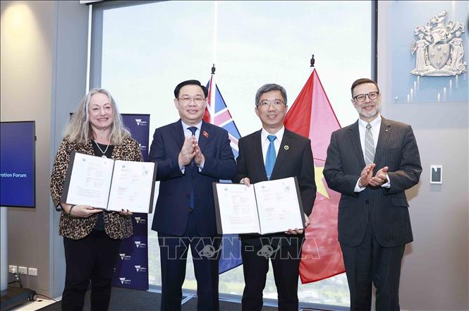 National Assembly Chairman Vuong Dinh Hue witnesses the signing of cooperation deals between universities of Vietnam and Australia in Melbourne on December 2. VNA Photo: Doãn Tấn