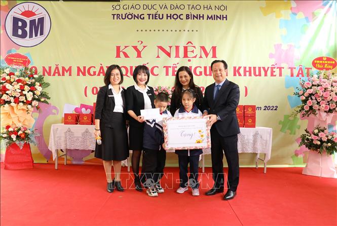 Giám đốc Sở Giáo dục và Đào tạo Hà Nội Trần Thế Cương tặng quà và 20 suất học bổng cho học sinh trường Tiểu học Bình Minh. Ảnh: Hoàng Hiếu - TTXVN 