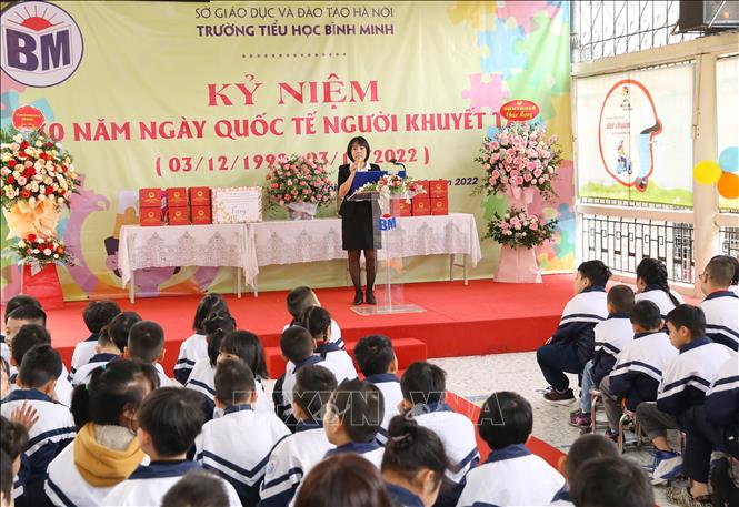 Nhà giáo ưu tú, Hiệu trưởng trường Tiểu học Bình Minh Lê Thanh Hà phát biểu tại lễ kỷ niệm 30 năm Ngày Quốc tế Người khuyết tật. Ảnh: Hoàng Hiếu - TTXVN