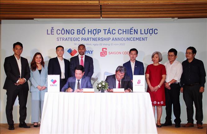 Trong ảnh: Đại diện các doanh nghiệp ký thỏa thuận hợp tác chiến lược thúc đẩy giải pháp thanh toán không tiền mặt trong lĩnh vực bán lẻ. Ảnh: Mỹ Phương - TTXVN