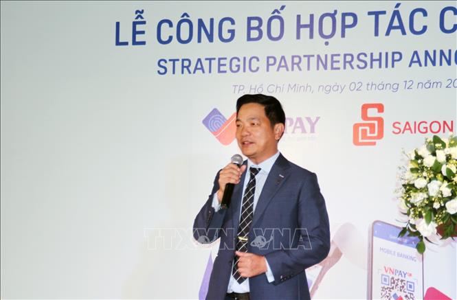 Trong ảnh: Ông Lê Tánh, Phó Chủ tịch HĐQT kiêm Tổng Giám đốc VNPAY chia sẻ thông tin về giải pháp liên kết doanh nghiệp phát triển thanh toán không tiền mặt. Ảnh: Mỹ Phương - TTXVN