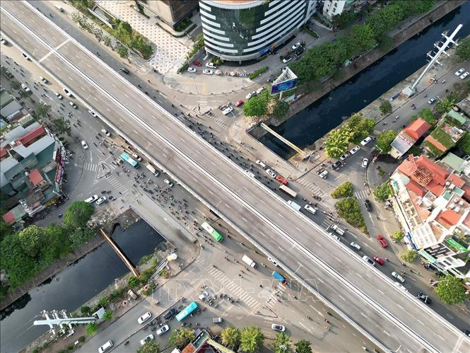 Đường Vành đai 2 trên cao đoạn chạy qua sông Kim Ngưu. Ảnh: Tuấn Anh - TTXVN