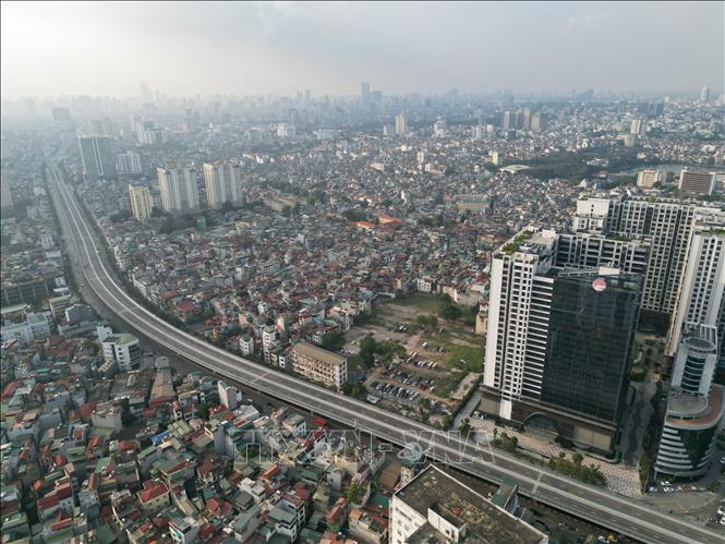 Đoạn tuyến Vành đai 2 trên cao có chiều dài hơn 5km, điểm đầu tiếp giáp phía Nam cầu Vĩnh Tuy, điểm cuối tiếp giáp với nút giao Ngã Tư Sở. Phần dưới thấp dài trên 3km, điểm đầu kết nối với cầu Vĩnh Tuy, điểm cuối tại nút giao Ngã Tư Vọng. Ảnh: Tuấn Anh - TTXVN