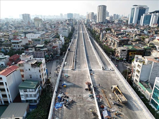 Các hạng mục trên bề mặt cầu vượt của tuyến đường bộ trên cao đang được các nhà thầu gấp rút hoàn thành. Ảnh: Tuấn Anh – TTXVN