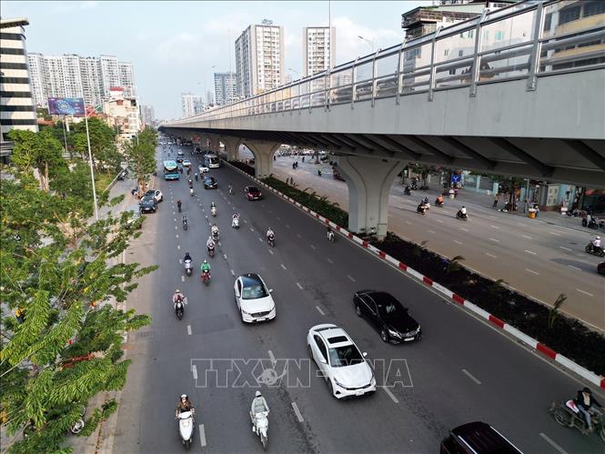 Phần đường dưới thấp kéo dài từ Vĩnh Tuy - Chợ Mơ - Ngã Tư Vọng dài 3,1 km được mở rộng với mặt cắt 53,5 - 63,5 m, quy mô 8 làn xe, có dải phân cách rộng 4 m ở giữa và vỉa hè rộng 4 - 6 m mỗi bên.... Ảnh: Tuấn Anh - TTXVN