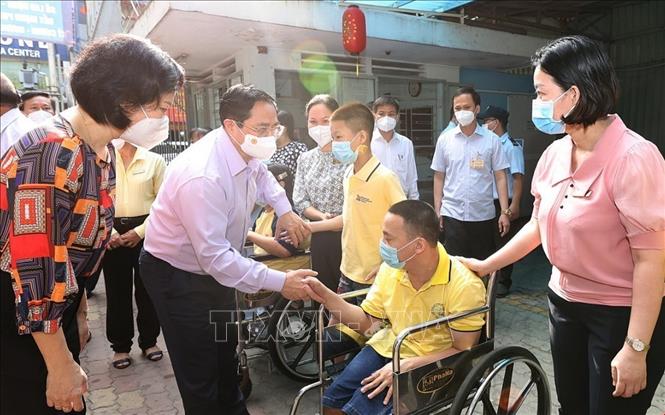 Thủ tướng Phạm Minh Chính thăm trẻ em đang được chăm sóc tại Trung tâm bảo trợ trẻ tàn tật mồ côi Thị Nghè (TP Hồ Chí Minh). Ảnh: Dương Giang-TTXVN