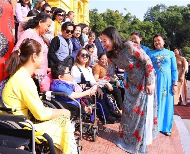 Phó Chủ tịch nước Võ Thị Ánh Xuân với các đại biểu phụ nữ khuyết tật tiêu biểu nhân kỷ niệm 92 năm Ngày Phụ nữ Việt Nam 20/10. Ảnh: Văn Điệp - TTXVN