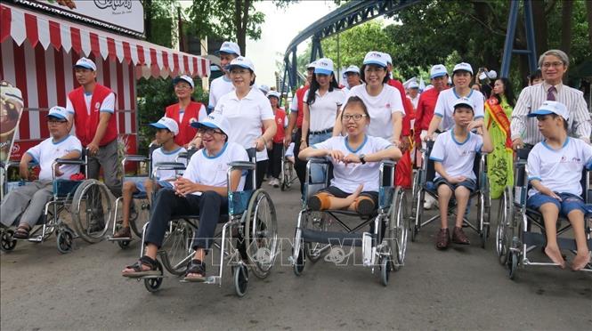 Bà Võ Thị Dung, Phó Bí thư Thành ủy Thành phố Hồ Chí Minh dẫn đầu đoàn đi bộ đồng hành “Vì nạn nhân chất độc da cam và người khuyết tật nghèo” năm 2019. Ảnh: Đinh Hằng – TTXVN