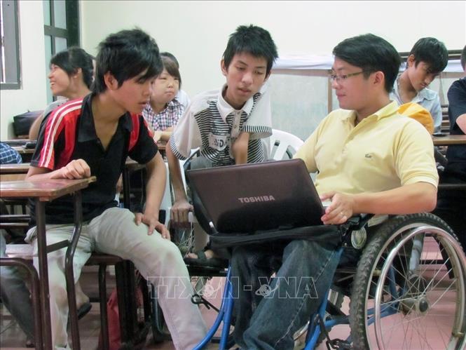 Người khuyết tật ở huyện Thăng Bình, tỉnh Quảng Nam được hỗ trợ nghề nghiệp từ Dự án “Hãy nắm tay Tôi”, giai đoạn 2018-2021. Ảnh: TTXVN phát