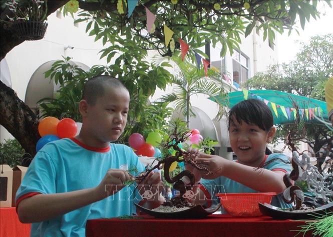 Các em khuyết tật tại Trung tâm Phục hồi chức năng và Trợ giúp trẻ em khuyết tật thành phố vui chơi nhân ngày Người khuyết tật Việt Nam (18/4). Ảnh: Thanh Vũ - TTXVN