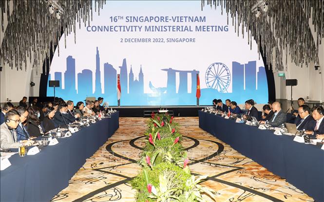 Bộ trưởng Thứ hai Bộ Công thương kiêm Bộ trưởng Nhân lực Singapore Tan See Leng và Bộ trưởng Bộ trưởng Bộ Kế hoạch và Đầu tư Nguyễn Chí Dũng đồng chủ trì Hội nghị về Kết nối Kinh tế Việt Nam-Singapore lần thứ 16 tại Singapore ngày 2/12. Ảnh: Lê Dương-P/v TTXVN tại Singapore