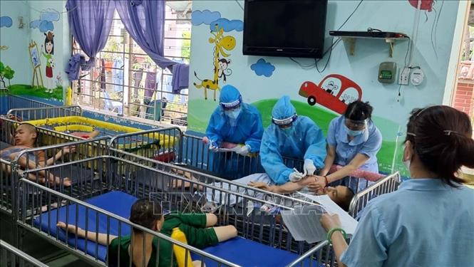 Các y bác sỹ lực lượng tăng cường của Bộ Lao động, Thương binh và Xã hội tiêm vaccine phòng COVID-19 cho người khuyết tật tại Trung tâm Bảo trợ trẻ tàn tật mồ côi Thị Nghè, thành phố Hồ Chí Minh. Ảnh: Thanh Vũ - TTXVN